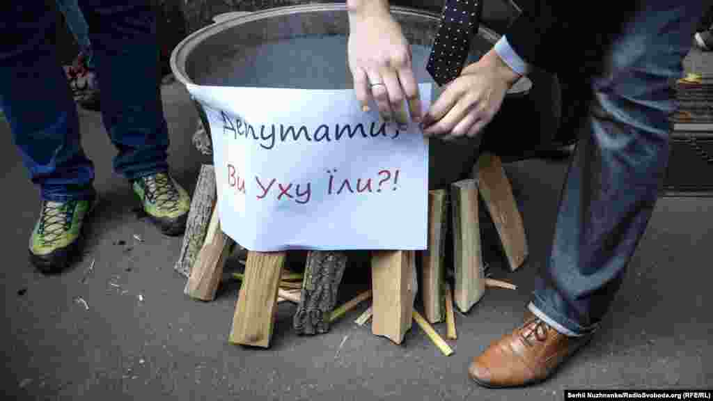 Однією з причин проведення акції став законопроект від голови фракції БПП Ігора Гриніва №5192 який закриває інформацію про всю готівку, коштовності та цінні подарунки, якими володіють держслужбовці
