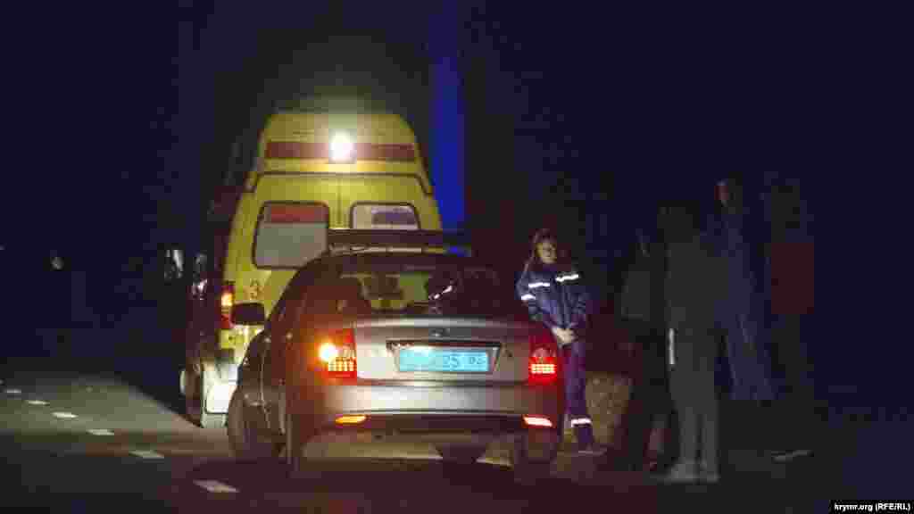 На вулиці Київській темно, вздовж узбіччя вишикувались машини ДПС, «швидкої допомоги» та МЧС