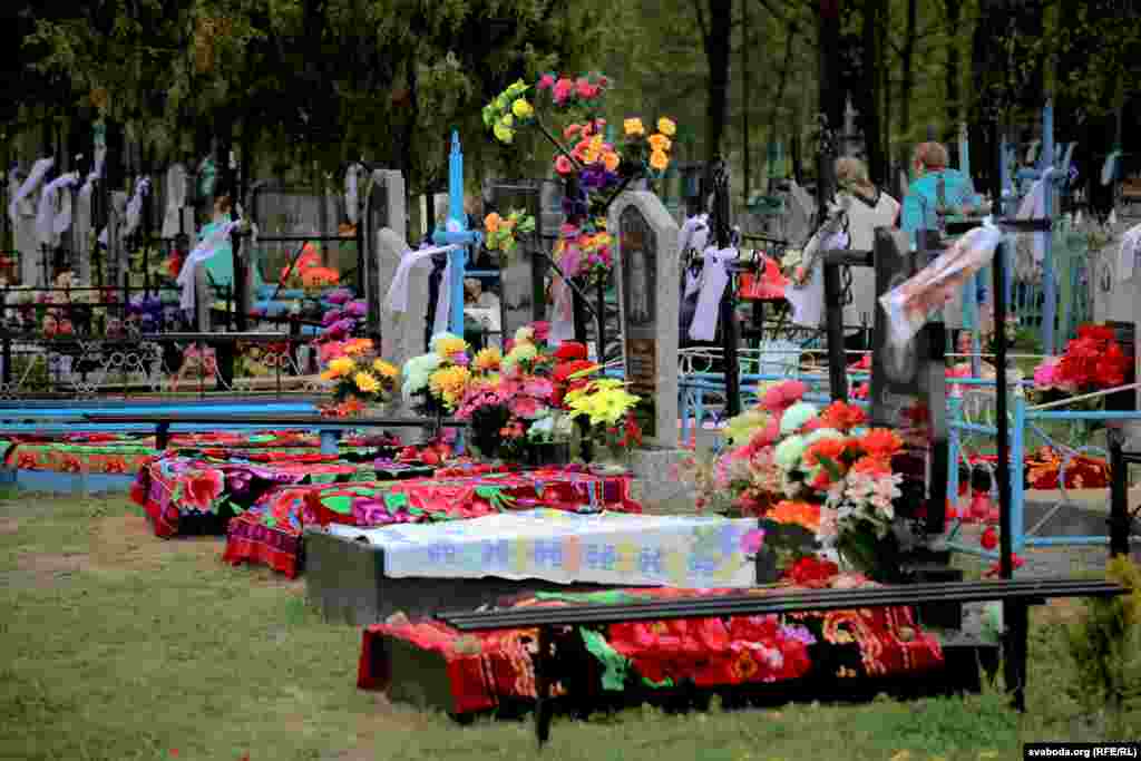 “Тут пахаваны хлопец, бацька яго недзе зьнік, а ён неяк вярнуўся са школы, там нешта здарылася ў яго з аднаклясьнікамі, і павесіўся. А вось таксама тры магілы: дачка павесілася, 27 гадоў было. А праз адну яе маці ляжыць, шла нападпітку па кладачцы праз ручаёк, упала і не змагла падняцца. А гэта „аўганец“, магіла з зорачкай, у раёне два чалавекі загінулі”, -- апавядае гісторыі пахаваных мясцовы жыхар Генадзь. 