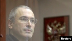 Хадаркоўскі за шклом у маскоўскім судзе (2010 год)