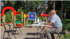25 iunie. În orașul Pușkin, un teren de joacă pentru copii a devenit secție de votare. . Oficialii electorali au folosit un megafon pentru a îndemna locuitorii să vină să voteze.