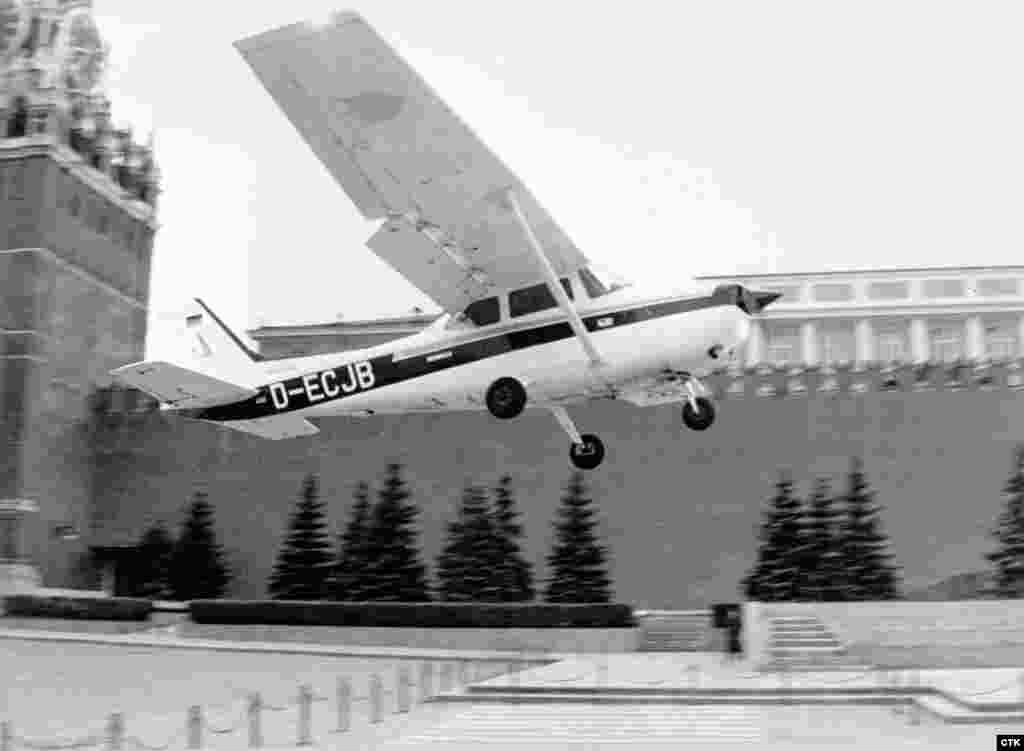 1987 жылғы мамыр. Таныстары арасында өзгеше мінезімен танылған Матиас Руст есімді германиялық жас жігіт жалға алған жеңіл моторлы «Сессна» ұшағына мініп, адам сенгісіз әуе сапарын жасайды. Хельсинкиден әуеге көтерілген ол совет шекарасын бетке алып ұшады. Совет әскери ұшақтары мен әуе қорғанысы радарларының назарына ілінбей шекарадан асқан жеңіл ұшақ Мәскеуге жетіп, Қызыл алаңға қонды. Кейін Руст өзінің Горбачевпен кездесіп, әлемдегі бейбітшілік туралы сөйлеспекші болғанын айтқан. СССР қарулы күштері басшылығын масқараға қалдырған бұл оқиғаны совет басшысы консервативтік көзқарастағы генералдар мен саясаткерлерден құтылу үшін пайдаланады.