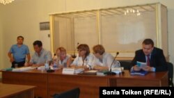 Владимир Козлов, Серік Сапарғали және Ақжанат Әминовтің адвокаттары. Ақтау, 16 тамыз 2012 жыл.