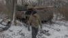 Танкіст 68-ї ОЄБр ЗСУ поруч з Leopard 1A5 на позиції поблизу Покровська, 13 грудня 2024 року