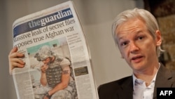 VikiLeaks сайтынын негиздөөчүсү Жулиан Эссанж The Guardian гезитинде өткөргөн маалымат жыйынында. 