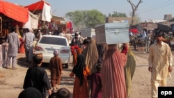 په خېبر کې د وسله والو خلاف د پوځي عملیاتو پر مهال بیکوره شوي اوسېدونکي، انځور له ارشیفه
