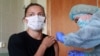 Українська легкоатлетка Марина Бех-Романчук отримує щеплення китайською вакциною CoronaVac, Київ, 30 квітня 2021 року