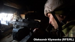 Луганск аймагына жакын жердеги айылдардагы украиналык жоокер. 14-февраль, 2020-жыл. Украина. 