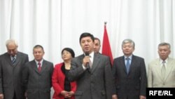 Оппозиция президентке ачык кат жолдоп, кызматынан мөөнөтүнөн мурда кетүү талабын койду.