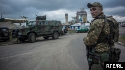 Солдат ВСУ в Станице Луганской. 10 октября 2016 года 