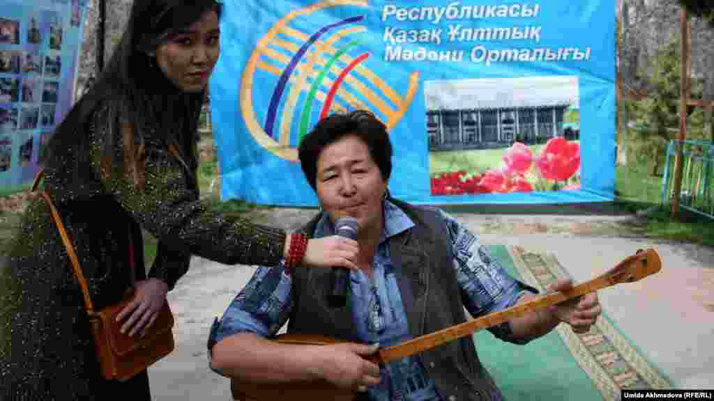 Ташкент облысы Бука қаласында тұратын Құндыз Тұрғынбаева Ташкентте өткен мерекелік шарада ән айтып отыр. 