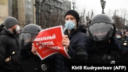 Задержание участника одной из акций в поддержку Алексея Навального в Москве 