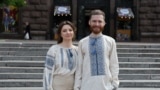 <p style="text-align: left;">На фото Марія і Тарас, пара нині розписалася. «Сьогодні міжнародний День сімʼї і День вишиванки. Тому ми вирішили вдягнути вишиванки і створити сімʼю»