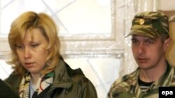 Россия - Светлана Бахмина 2006-жылы 19-апрелдеги Москвадагы сот процесси маалында. 