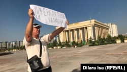 Шымкент тұрғыны Нұржан Мұхаммедов әкімдік алдында наразылық білдіріп тұр. 11 шілде 2019 жыл.