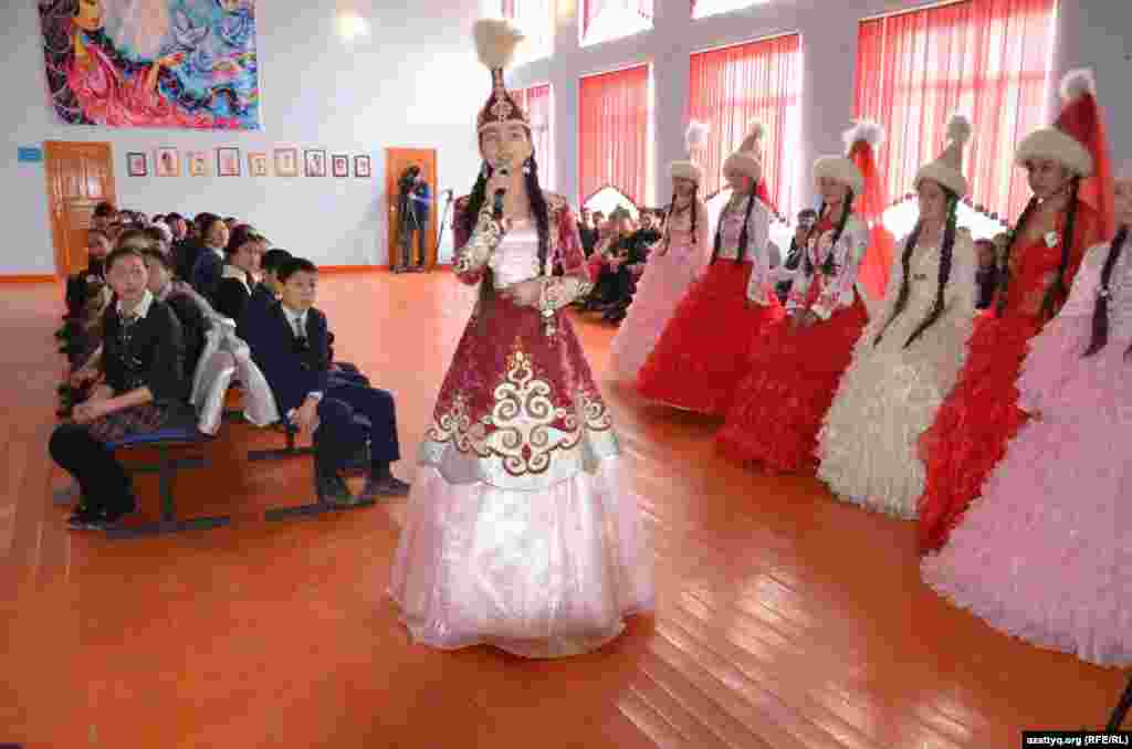 Участницы и зрители на конкурсе «Девушка с косой».