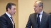Генеральний секретар НАТО Андерс Фоґ Расмуссен (ліворуч) і міністр закордонних справ Росії Сергій Лавров