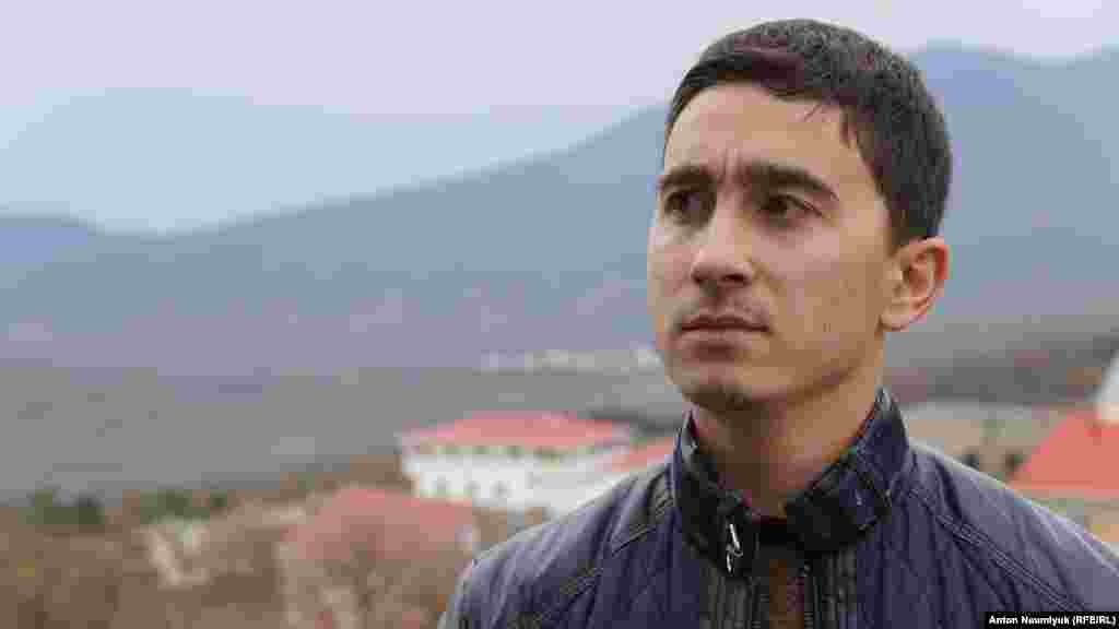 «Подивіться, скільки людей сьогодні зібралося. Це говорить про те, як наш народ реагує на тиск, якому піддається. Ми молимося про звільнення наших в'язнів, припинення тиску на кримських мусульман, на кримських татар. Але в Корані сказано: «За тягарем іде легкість». Ми дочекаємося цього», – розповів координатор організації «Кримська Солідарність» Дилявер Меметов