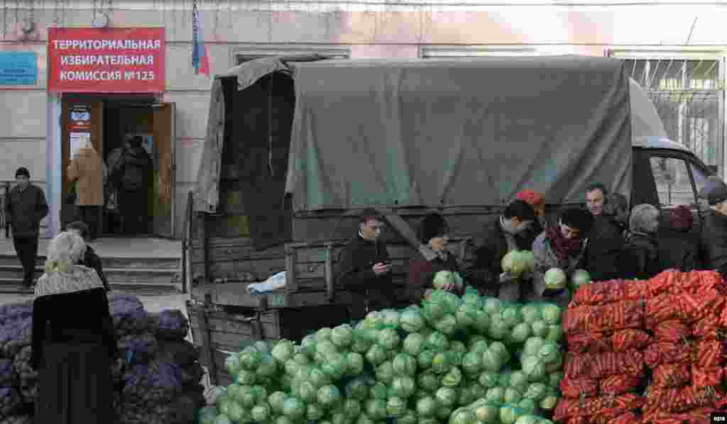 Продаж садавіны з агароднінай каля ўчастку для галасаваньня ў Данецку, 2 лістапада 2014 году