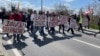 Protestna šetnja do zatvora u kojem se nalaze šestoro privedenih aktivista, 12. aprila 2025.
