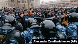Оппозициячыл саясатчы Алексей Навальныйды бошотууну талап кылган нааразылык жыйындардын бири. Москва. 2021-жылдын 31-январы.
