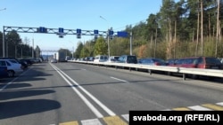 Аўтамабільная чарга перад прапускным пунктам «Брузгі»