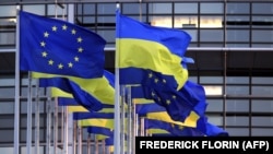 Европа Биримдигинин жана Украинанын желектери. ЕБнын башкы имараты.