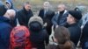 У цэнтры — Мікалай Каршанкоў, намесьнік старшыні Берасьцейскага райвыканкаму падчас сустрэчы з жыхарамі