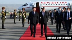 Президент Садыр Жапаровдун 28-июндагы иш сапары. Аны Тажикстандын премьер-министри Кохир Расулзода тосуп алган эле. 