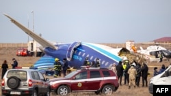 Спасатели и полиция у фрагмента рухнувшего самолета компании Azerbaijan Airlines. Мангистауская область, 26 декабря 2024 года 