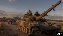 Ukrayina arbiy hızmetçileri T-72 tankında Sumı vilâyetinde, Rusiye ile sıñırğa yaqın, 2024 senesi avgustnıñ 12-si