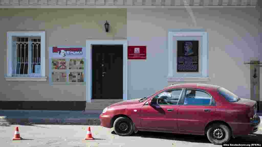 Меморіальна дошка Йосипу Сталіну в Сімферополі. Сталіна також увічнили на фасаді будівлі «Кримського республіканського комітету КПРФ». Меморіальну дошку відкрили в травні 2015 року. Незадоволені жителі міста вже кілька разів обливали її фарбою