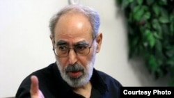 ابوالفضل قدیانی از عدم پذیرش پیشنهاد کمک آمریکا به ایران برای مقابله با ویروس کرونا و نیز ممانعت از کمک‌های سازمان پزشکان بدون مرز انتقاد کرده است.