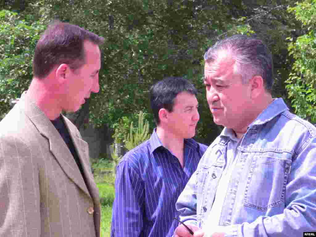 Бул акцияга "Ата Мекен” партиясынын төрагасы Ө. Текебаев, Б. Шерниязов, Д. Чотонов сыяктуу саясатчылар да катышты - Kyrgyzstan - Picket in Support Of Radio Azattyk. 18May2009