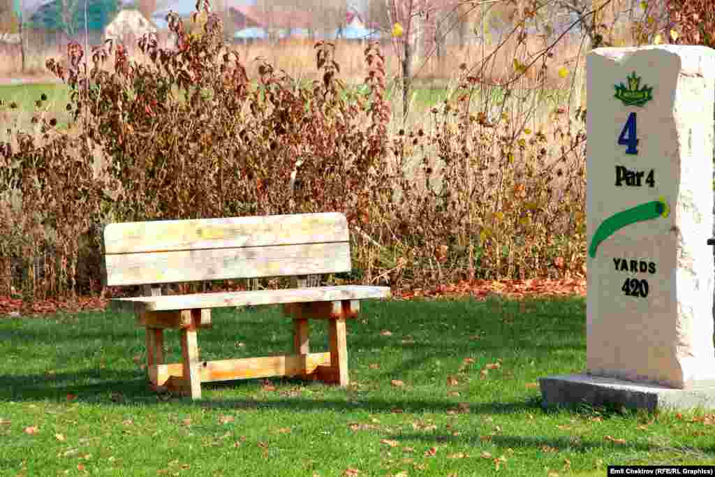 Ар бир аянтта Par 4 yards 420 , Par 5 yards 357 өңдүү жазуулар болот. Ал аралыкты канча аракет жасоо менен топту чаап уячага киргизиш керек деген көрсөтмө. Мисалы Par 4 yards 420 деген жазуусу бар аянтта 440 метр аралыкты төрт жолу чаап уячага киргизсе болот. Эскертүү: 1 ярд = 0,9144 метр