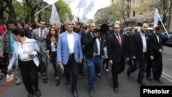 «Ելք» դաշինքի առաջնորդները Երևանում երթի ժամանակ, արխիվ