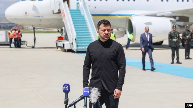 Ukrayna prezidenti Volodimir Zelenski Ankarada təyyarədən endikdən sonra jurnalistlərə danışır.