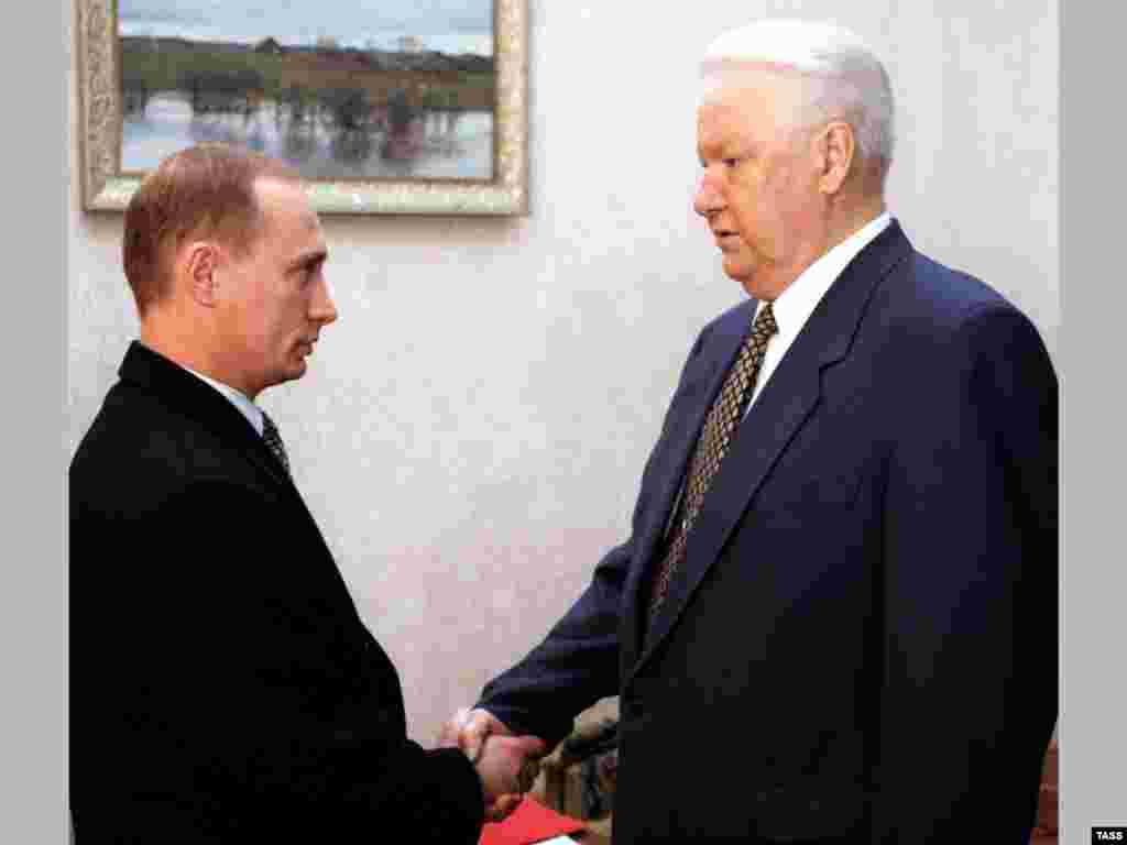 Борис Ельцин и Владимир Путин во время встречи в резиденции "Горки-9", 20 ноября 1998