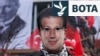 Një burrë mban një maskë me fytyrën e kryebashkiakut të Stambollit, Ekrem Imamoglu, i cili u burgos si pjesë e një hetimi për korrupsion, gjatë një proteste pranë ndërtesës së Bashkisë së Stambollit, në Stamboll, Turqi, më 23 mars 2025.