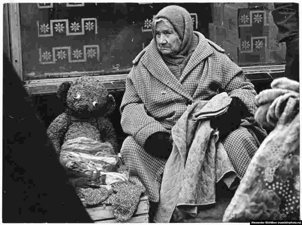 Літня жінка. Фото зняте у 1980 році, називається «Важкі часи»