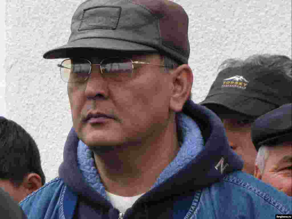 Акмат Бакиев сбежал 3 марта из колонии-поселения. Суд его приговорил к 7 годам заключения за участие в беспорядках в 2010 году.