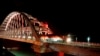 Российский пассажирский поезд «Таврия» на Керченском мосту
