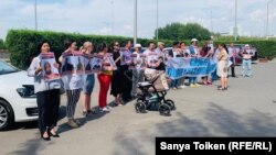 Еуропа елдерінің елшіліктері орналасқан ғимараттың жанына келген белсенділер. Нұр-Сұлтан, 12 тамыз 2019 жыл.