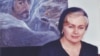 Алла Дудаєва на тлі своєї картини «Абрек. Виселення в Казахстан»