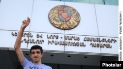 Armenia -- Vahagn Gevorgian, a member of opposition youth movement 'Hima' ('Now') in front of the court building, 12Sep2009