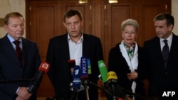Бывший президент Украины Леонид Кучма, премьер-министр самопровозглашенной ДНР Александр Захарченко, представитель ОБСЕ Хайди Тальявини, посол России в Киеве Александр Захарченко делают заявление по итогам переговоров
