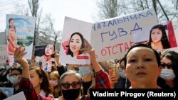 Айзаданын өлүмүнө байланыштуу Бишкекте өткөн нааразылык митинги. 8-апрель, 2021-жыл.
