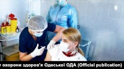 Частину цієї вакцини (загалом 26 тисяч доз) зарезервували для введення другої дози тим пацієнтам, щеплення яких розпочалося з 24 лютого, повідомила пресслужба МОЗ
