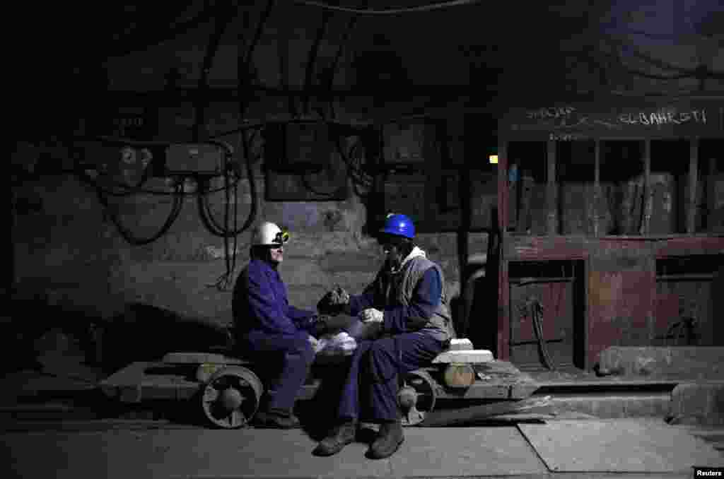 Akiba Čović (L) i Šemsa Hadžo, Breza, 5. mart 2013. Foto: Reuters / Dado Ruvić
