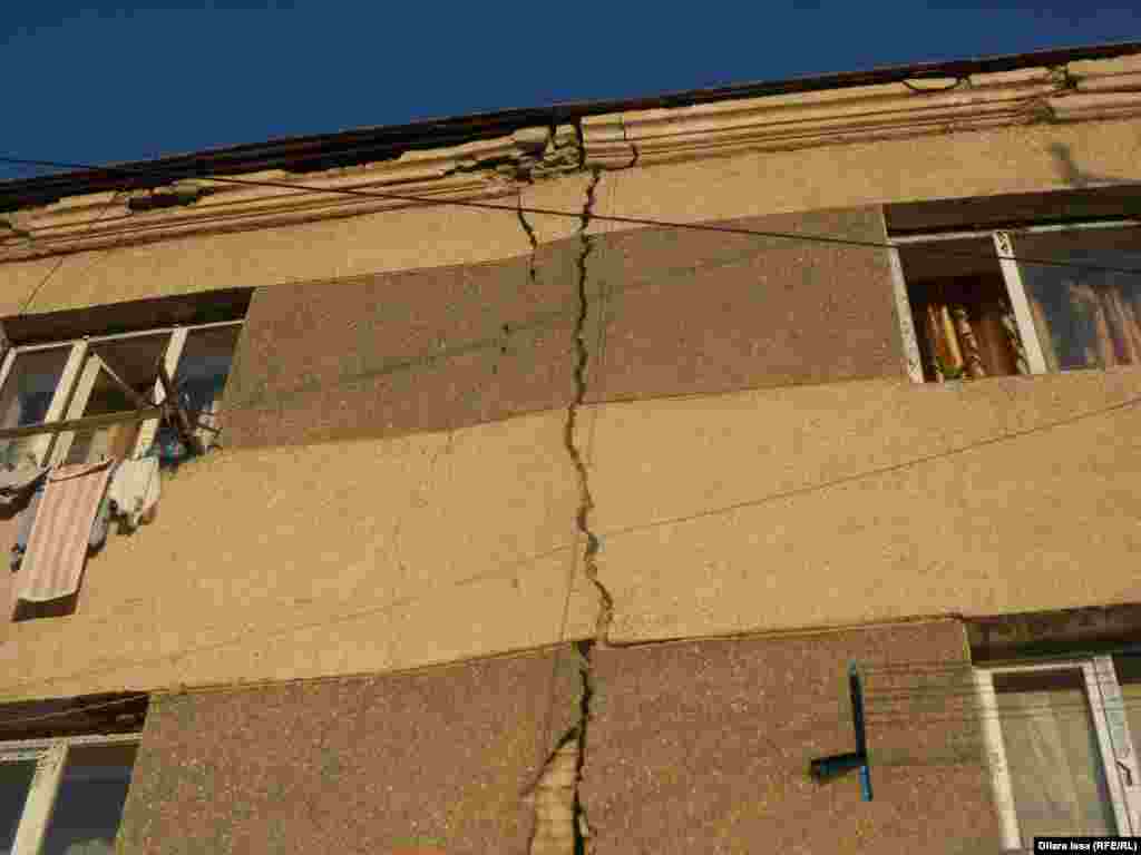 «Бұл жатақхананы жөндеу үшін мемлекеттен 146 миллион теңге бөлінген. Жоспар бойынша, жөндеу жұмыстары биыл күзде басталып, жыл соңына дейін аяқталуы керек» дейді Шымкент қаласы әкімінің орынбасары Бейсенбек Жанбосынов Азаттыққа.
